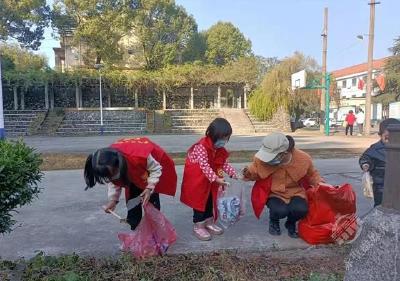 “万人洁城”活动中那涌动的一抹红色