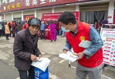 赤壁市禁毒协会开展禁毒知识“三下乡”活动