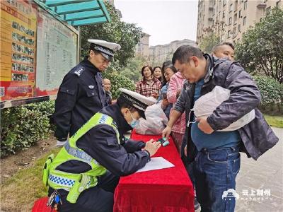 免费发放头盔！荆州交警开展“两车”交通安全宣传活动
