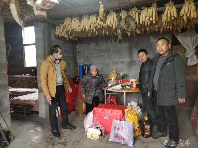 温暖！咸丰住建局为受灾户捐赠物资