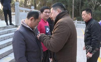 新老党员集中宣誓 小王子公司开展红色教育  