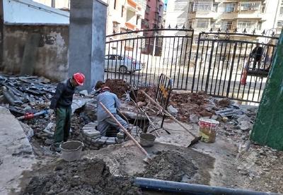 赤壁：党员带头拆除自家违建物支持老旧小区改造