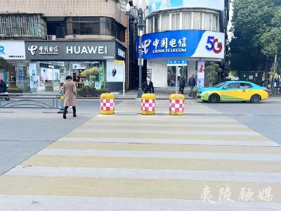 一市民被撞倒 众人合力抬车救人