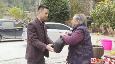 通城文化馆：为88岁高龄二胡爱好者送二胡