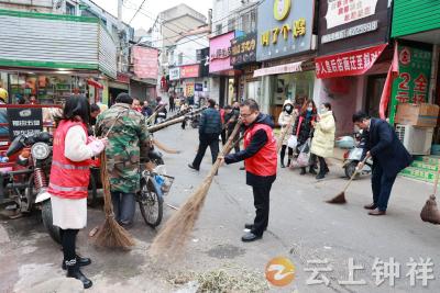 为创文出力添彩，钟祥市委书记周军到社区参加“周末卫生大扫除”活动