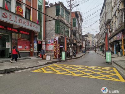“应划尽划”！咸安城管划设消防通道“禁停禁占”标线