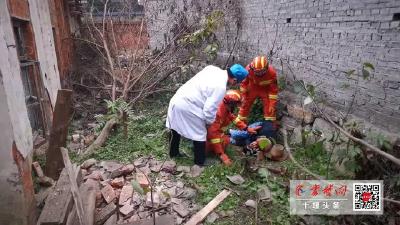暖新闻 | 六旬老人不慎从高处跌落无法动弹 消防紧急救援