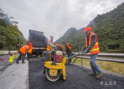 咸丰：“三元养护”提升公路“颜值”