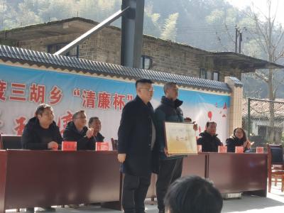 来凤县三胡乡开展“清廉三胡”篮球赛暨拔河比赛