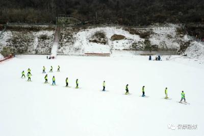 保康又一家滑雪场开门迎客！赶紧抓住假期尾巴，去体验“速度和激情”……