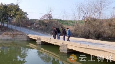 钟祥：七旬老人不慎落水 热心村民寒冬跳河救人