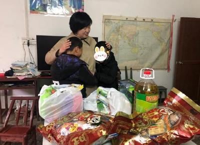 赤壁：把爱带回家 妇联送温暖