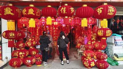 赤壁：市民忙采购 年味在流淌