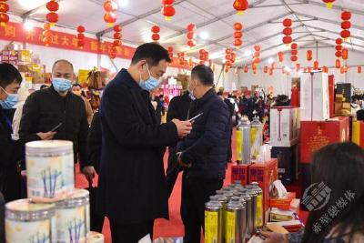让年味更有温度 市“四大家”领导集中采购年货  