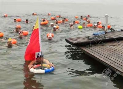 与冬奥同行 赤壁冬泳协会畅游陆水湖迎新年
