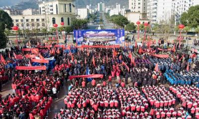 崇尚人人体育 共创美好生活 兴山县第十五届迎新年全民健身环城长跑鸣枪起跑