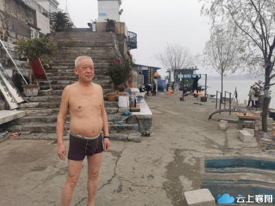 有“泳”气！六旬老人小寒天里下水救人