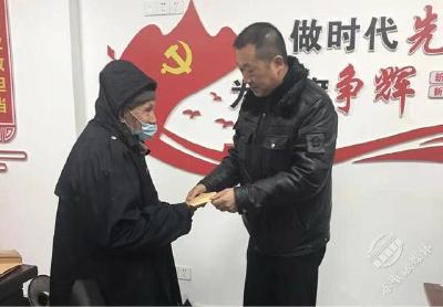 蒲圻街道走访慰问困难老党员