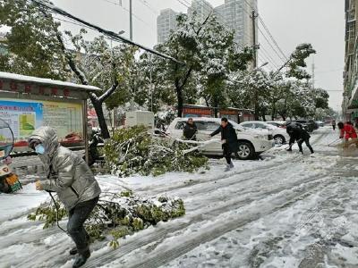 赤马港社区清理积雪保畅通