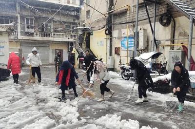 市供销社扫雪除冰为民护行  