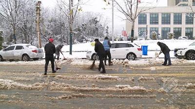 市建工集团：迅速行动 清扫积雪保畅通