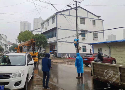 ​ 我为群众办实事 | 顶风冒雨修路灯 照亮群众幸福路