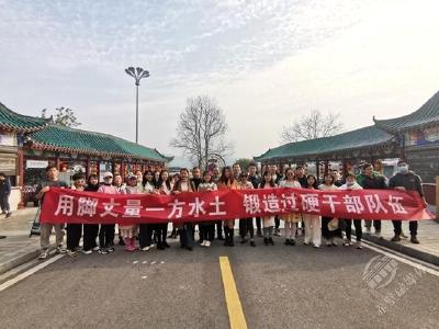 陆水湖街道开展步行丈量陆水湖暨庆三八妇女节活动
