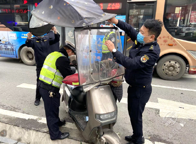 赤壁市公安交警大队：加装遮阳伞违法 现场拆除300余把 