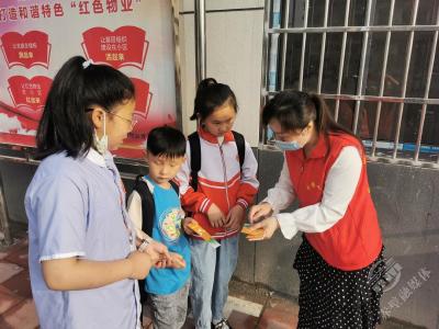 赤壁新时代文明实践 | 红马甲，绿书签 志愿服务护助儿童健康成长  