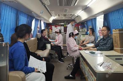 赤壁城发集团开展义务献血活动