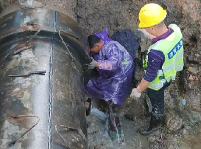 赤壁城区直径DN800主供水管道爆裂 预计明早恢复供水