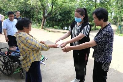 爱心善举显真情 师生捐赠济危困