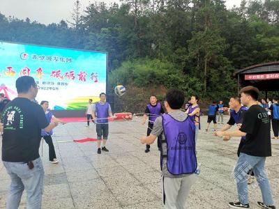 赤壁城发集团举办“风雨同舟 砥砺前行”户外拓展活动