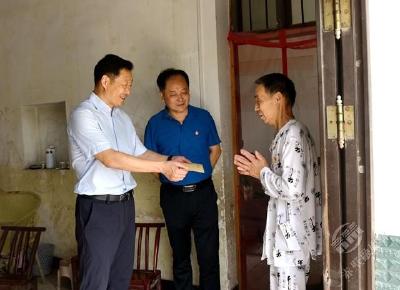 董方平开展“七一”走访慰问活动