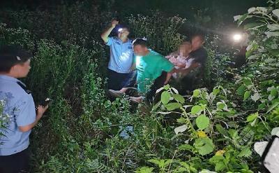 下基层察民情解民忧暖民心 | 陆水湖街道应急突击队深夜寻回走失老人  