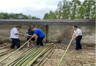 自制防溺水救援竹竿 筑牢水域安全防线