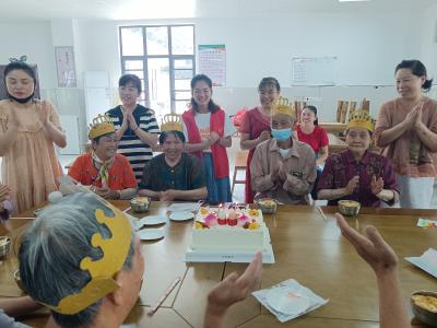 “幸福食堂”唱响生日歌