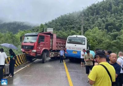 通山：“生命防护工程”拦住失控大巴车及货车挽回26条生命