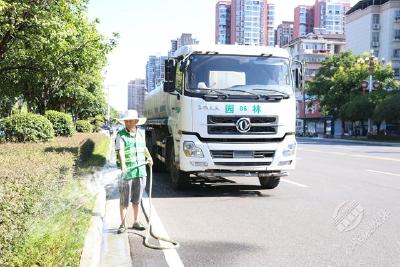 赤壁：不惧高温“烤”验 园林工人为花草树木“消暑解渴”