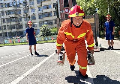 高温下的劳动者| 赤壁消防救援人员苦练技能 负重前行