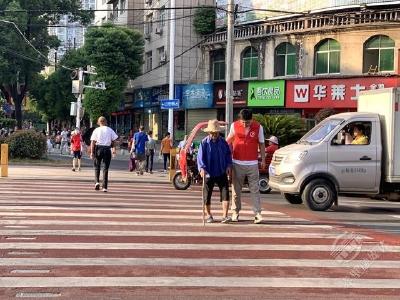 创文进行时 | 赤壁城发集团：开展文明交通劝导志愿活动