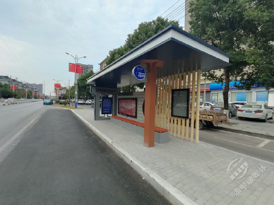 赤壁建工集团改造港湾式公交站台 群众共享公共交通发展成果