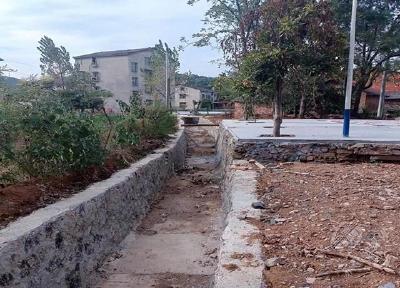 赤马港社区：修建排水渠为民办实事