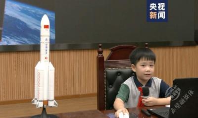 太酷了！9岁“火箭男孩”讲航天课，造火箭模型