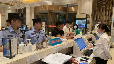 严抓不懈 赤壁警方再次开展夏夜治安巡查宣防集中统一行动
