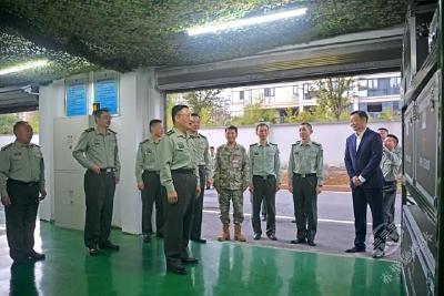 湖北省军区政治委员谢东辉来赤壁调研