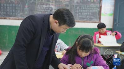努力给孩子们前进的路照得亮一些