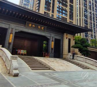 业主嫌“回家如上朝”要求换小区大门？物业：未听说此事