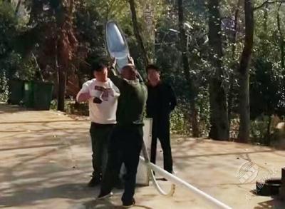 赤马港周画岭社区：更新组里路灯点亮村湾夜色