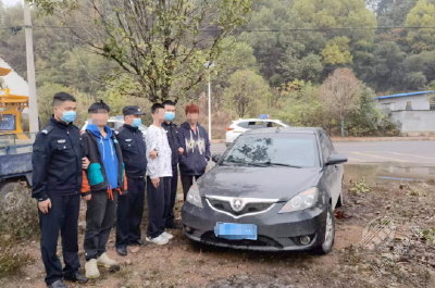 赤壁市警方破获多起随机拉车门盗窃车内财物案